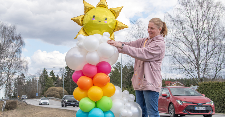 Ilmapallot ilahduttavat Hämeentien kulkijoita